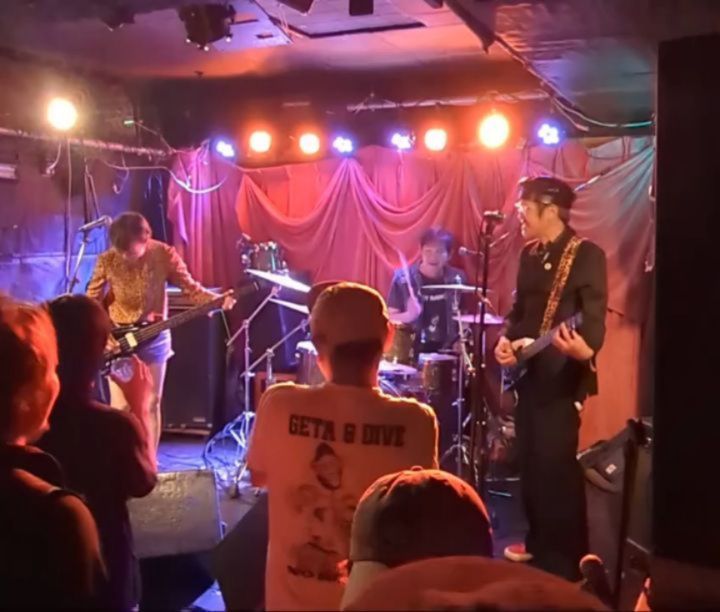 スリーピース編成2度目のライブ！強面子に紛れてひっそりと終了。少しは慣れてきたかな？と思いきや1回目の方が良かったと言われました。精進します！
2025年6月6日幡ヶ谷ヘビーシックにて。

画像は @knitters さん @masatoshi_arano さんから使わせて頂いております🙏

#theclovers
#thecloversband
#クローバーズ